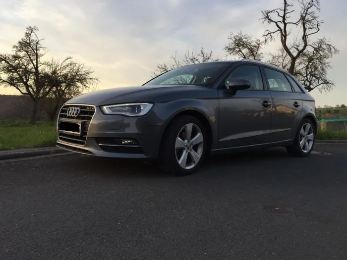 Audi A3 1.4 TFSI COD Sportback Ambition Grau Schwarz