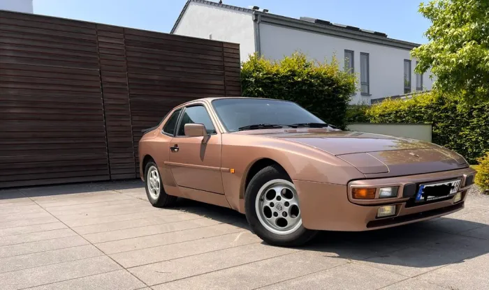 Porsche 944