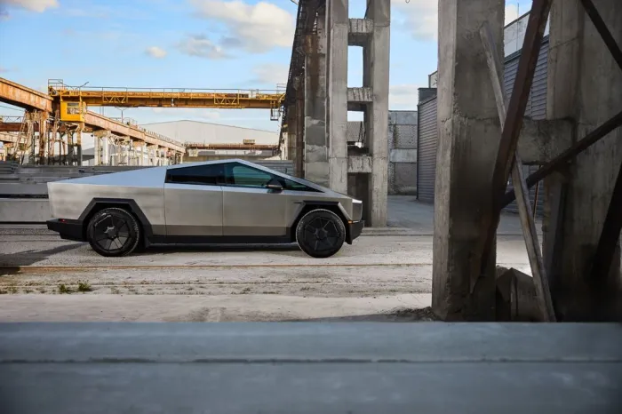 Tesla Cybertruck AWD - Europäische Zulassungspapiere 