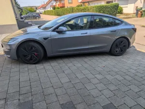 Tesla Model 3 Allradantrieb mit Dualmotor Performa...