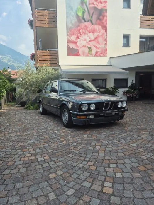 BMW E28 528I