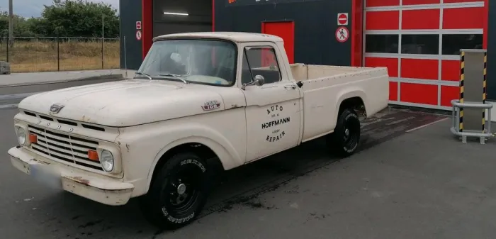 Ford  F100 V8