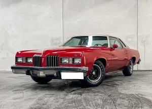 Pontiac Grand-Prix -- 5-liter V8 -- classic car