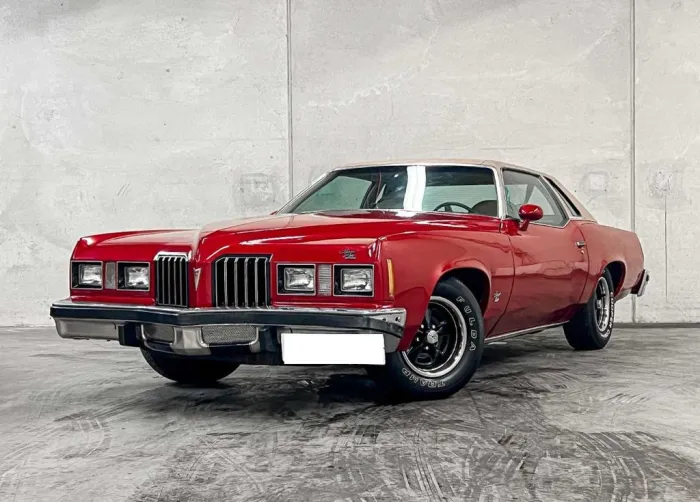Pontiac Grand-Prix -- 5-liter V8 -- classic car