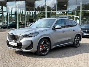 BMW iX1 30 xDrive M Sport Pro / Glasdach / AHK schw.