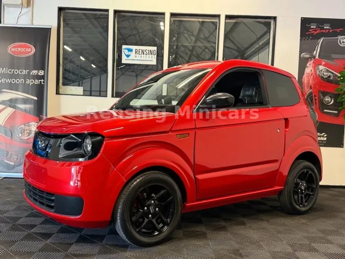 Ligier Myli 2024 Red Sport Mopedauto Microcar 45KM auto
