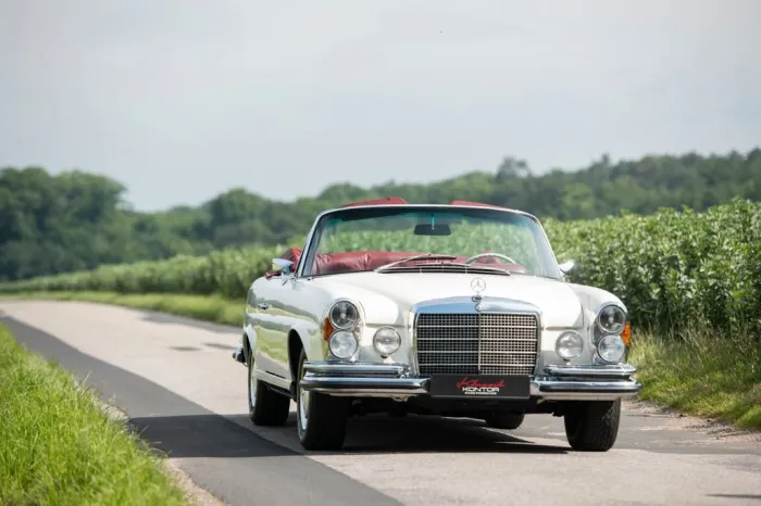 Mercedes-Benz 280SE 3.5 Cabriolet papyrusweiss/rot, Klima, eFH