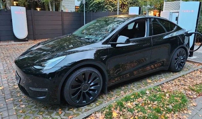 Tesla Model Y Performance Schwarz/Schwarz Hamburg 