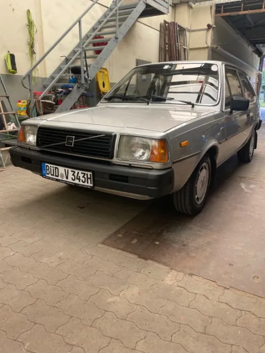 Volvo 343 aus 1 Hand / 36 Jahre in einem Verkaufsraum