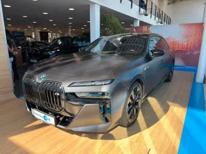 BMW M760e xDrive Vollausstattung über 186.660€ NP!