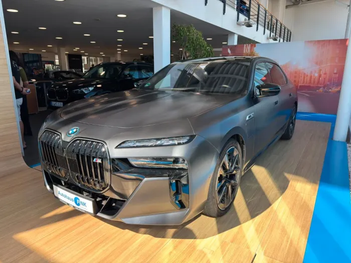 BMW M760e xDrive Vollausstattung über 186.660€ NP!