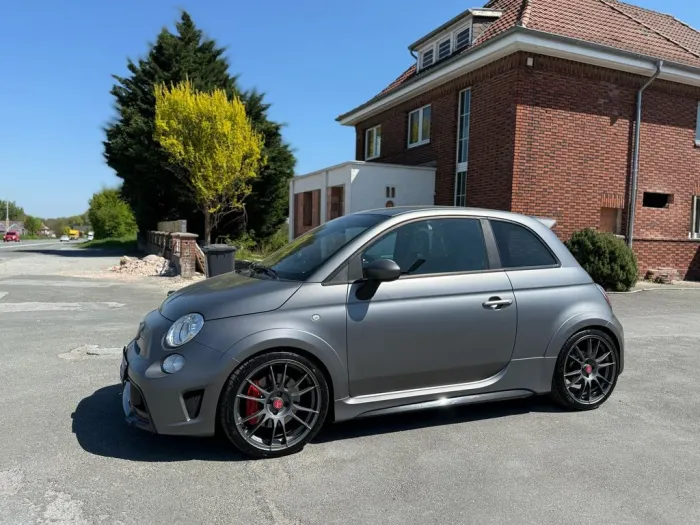 Abarth 695 Biposto/Akrapovic/Carbon/18-Zoll