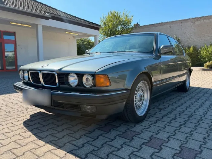 BMW E32 750i V12