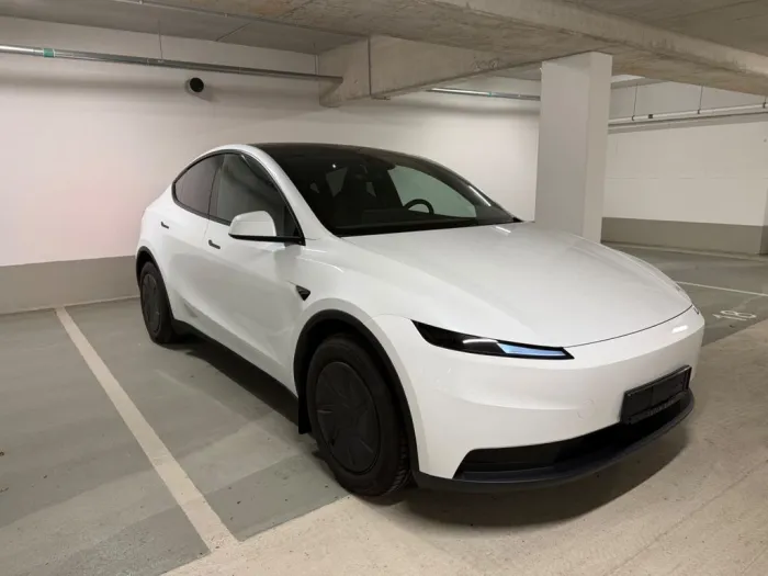 Tesla Model Y RWD Juniper AHK Keyless Entry