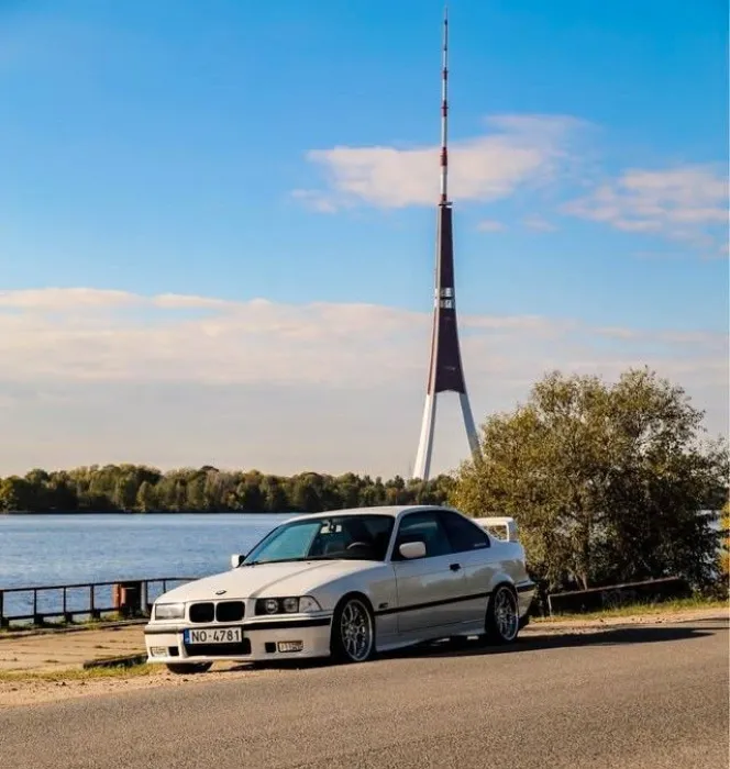 BMW 323i Coupe 323i