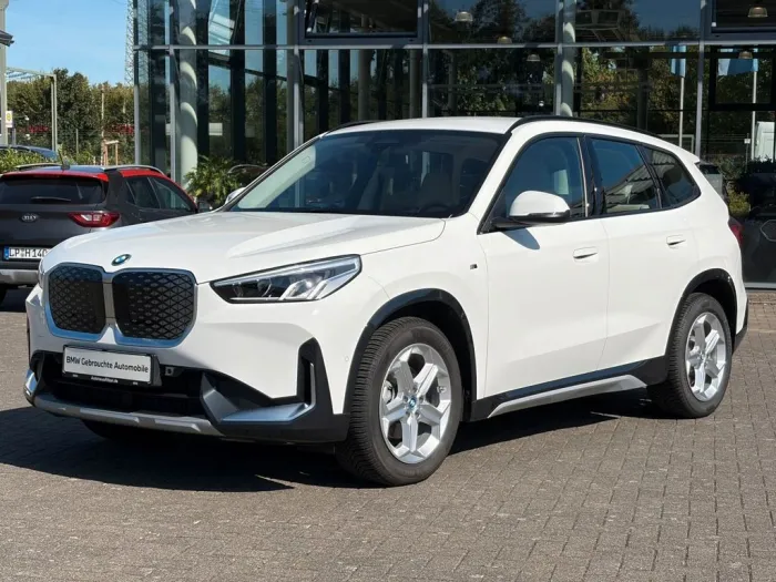 BMW iX1 20 eDrive xLine / DAB / Sportsitze
