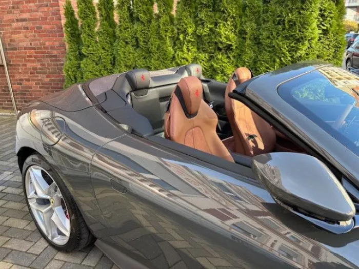 Ferrari Roma Spider*Carbon*Alcantara*LEDs*Inkl.19% MwSt