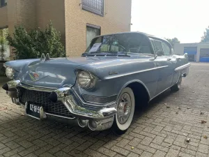 Cadillac Series 62 Sedan de Ville Hardtop