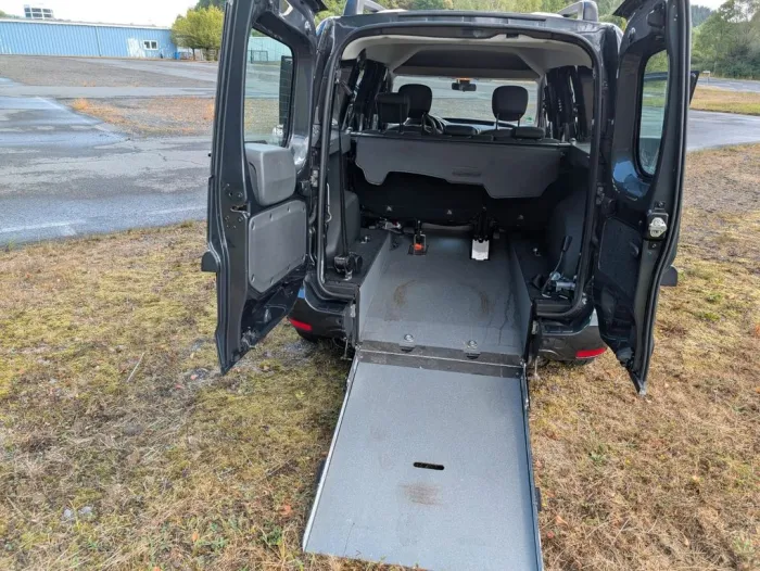 Dacia Dokker mir Rollstuhlrampe Behindertenumbau