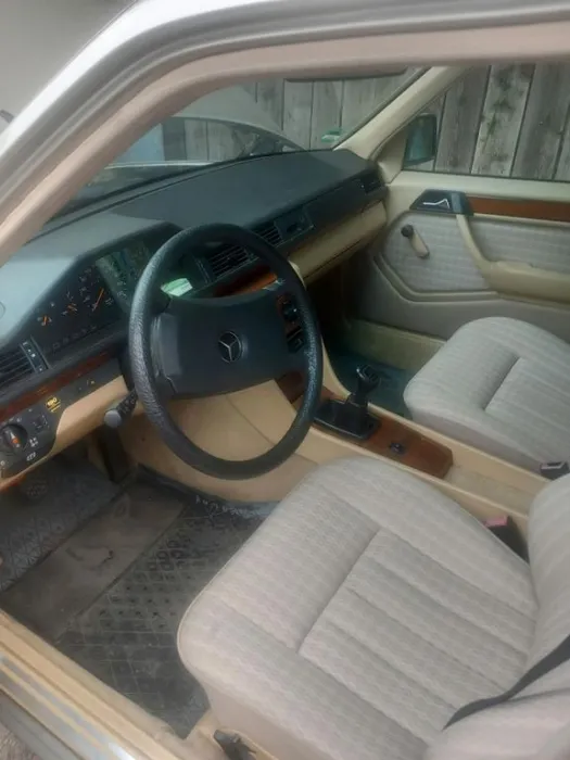 Mercedes-Benz E 230