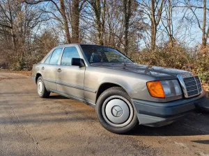 Mercedes-Benz E 250 D Oldtimer mit H-Zulassung