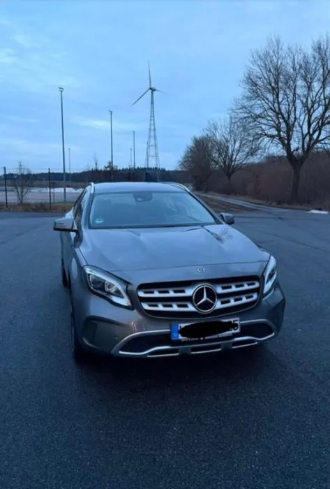 Mercedes-Benz GLA 180 DCT -
