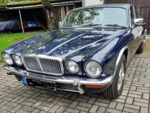 Jaguar XJ12 L 5,3 Serie 2 in Royal Blue.