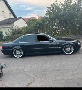 BMW E38 740 V8