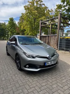 Toyota Auris Touring S. Hybrid 1,8-l-VVT Team Deuts...