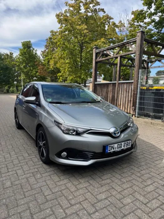 Toyota Auris Touring S. Hybrid 1,8-l-VVT Team Deuts...
