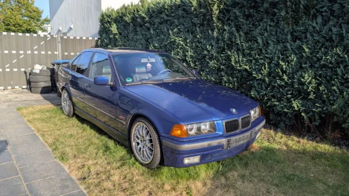 BMW 316i Avus Blau 