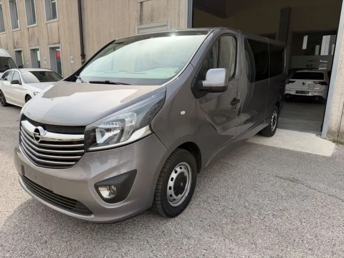 Opel Vivaro 9 posti passo lungo