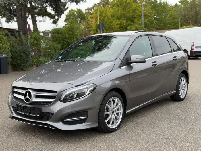 Mercedes-Benz B 200 Urban Pano Navi LED SHZ R-Kam CarPlay