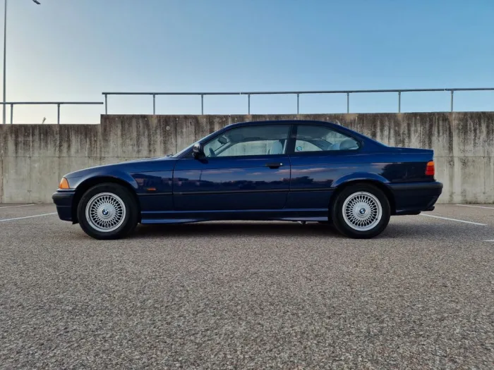 BMW 323i Coupe 323i