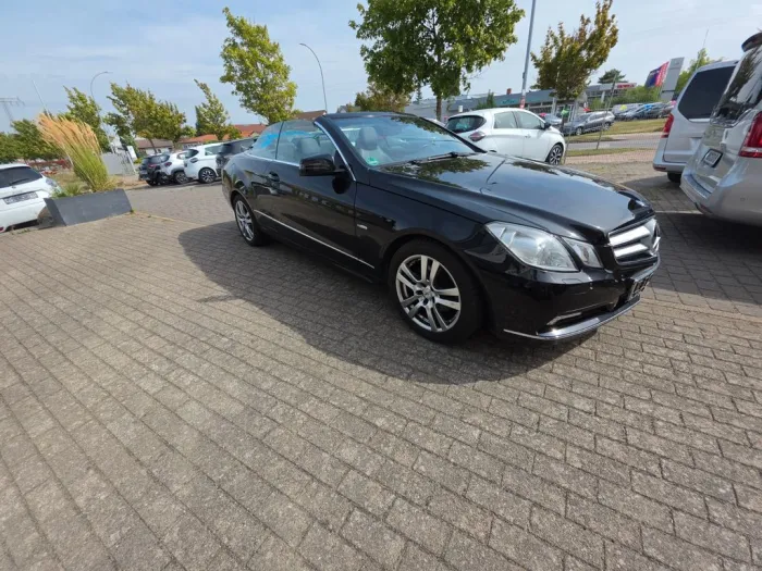 Mercedes-Benz E 250 CGI Cabrio*Leder*Navi*LED*