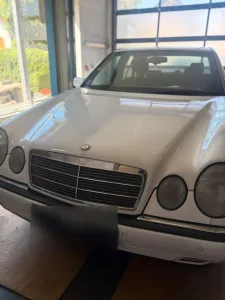 Mercedes-Benz Mercedes 210/220 E  Klasse weiß