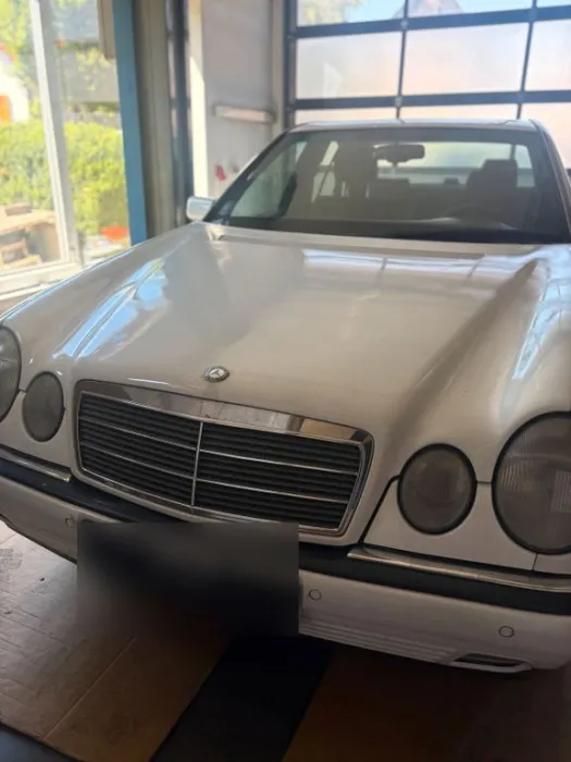 Mercedes-Benz Mercedes 210/220 E  Klasse weiß