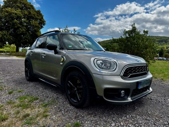 MINI Plug-In Hybrid / Allrad / LED / wenige km / Pano