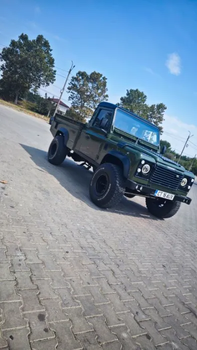 Land Rover Defender Tomb Raider -
