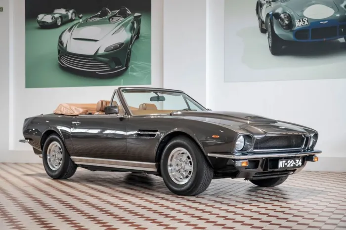 Aston Martin V8 Volante