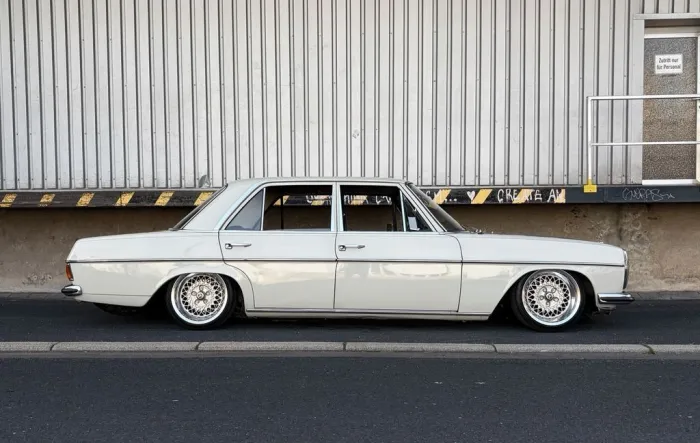 Mercedes-Benz Mercedes Benz W115 Strich 8 220d Airride 1...