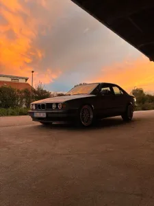 BMW E34 525i Cirusblau metallic