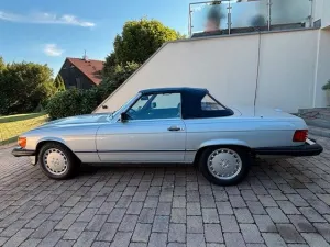 Mercedes-Benz 560 R107