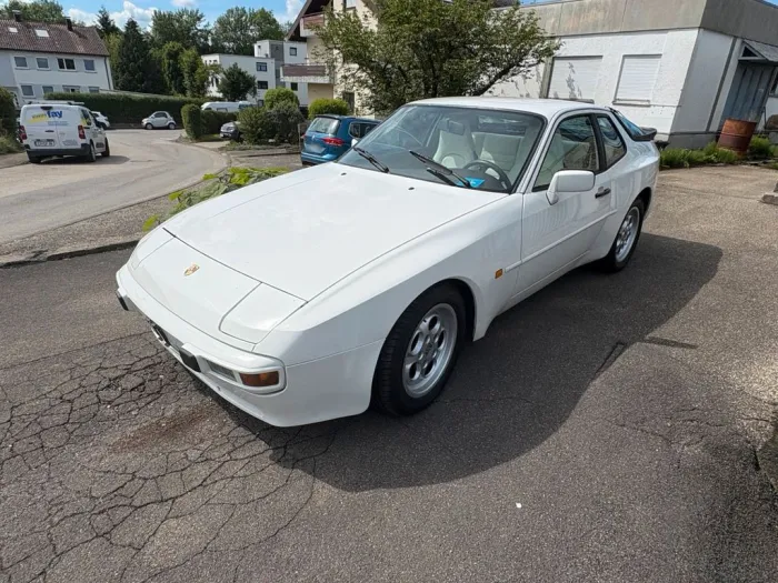 Porsche 944
