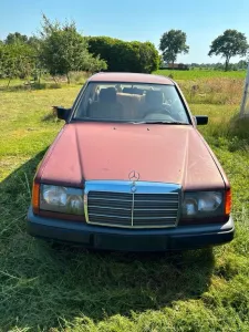 Mercedes-Benz Mercedes Rot 200 D mit H Kennzeichen
