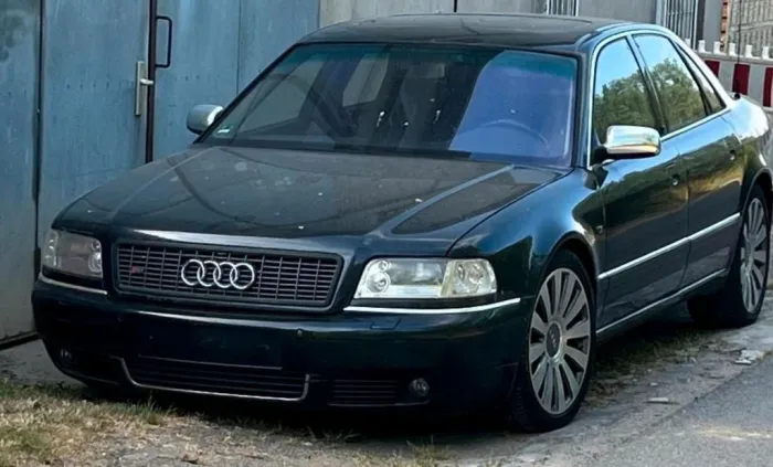 Audi A8/S8 mit modifizierter Front und Old...