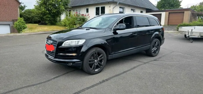 Audi Q7 Quattro mit Panoramadach und Anhän...