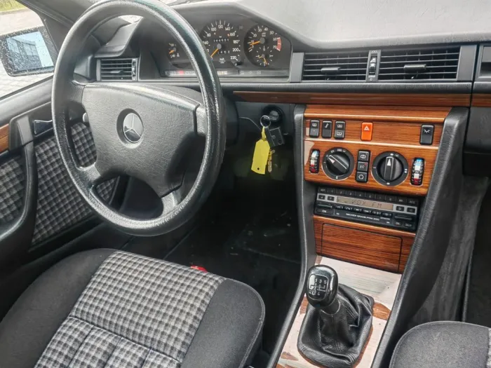 Mercedes-Benz 230 E 124 LIM