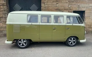 Volkswagen T1 Bulli mango im Traumzustand