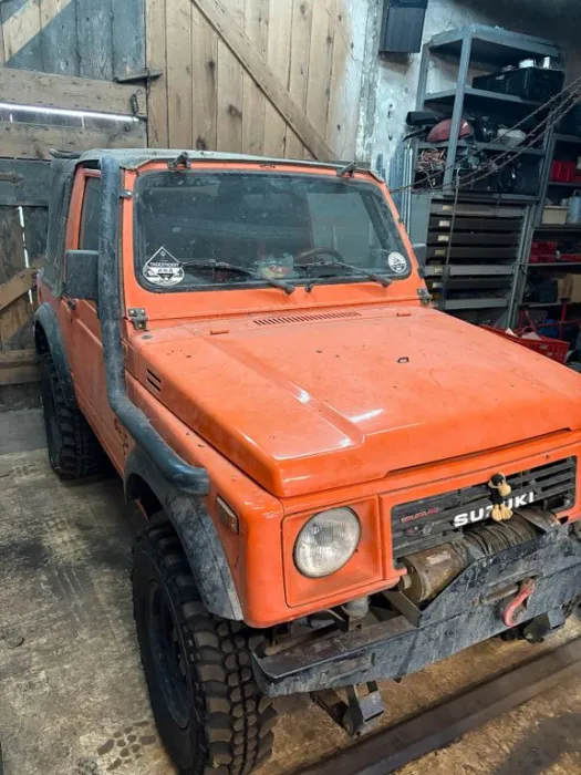 Suzuki Samurai mit vielen Ersatzteilen